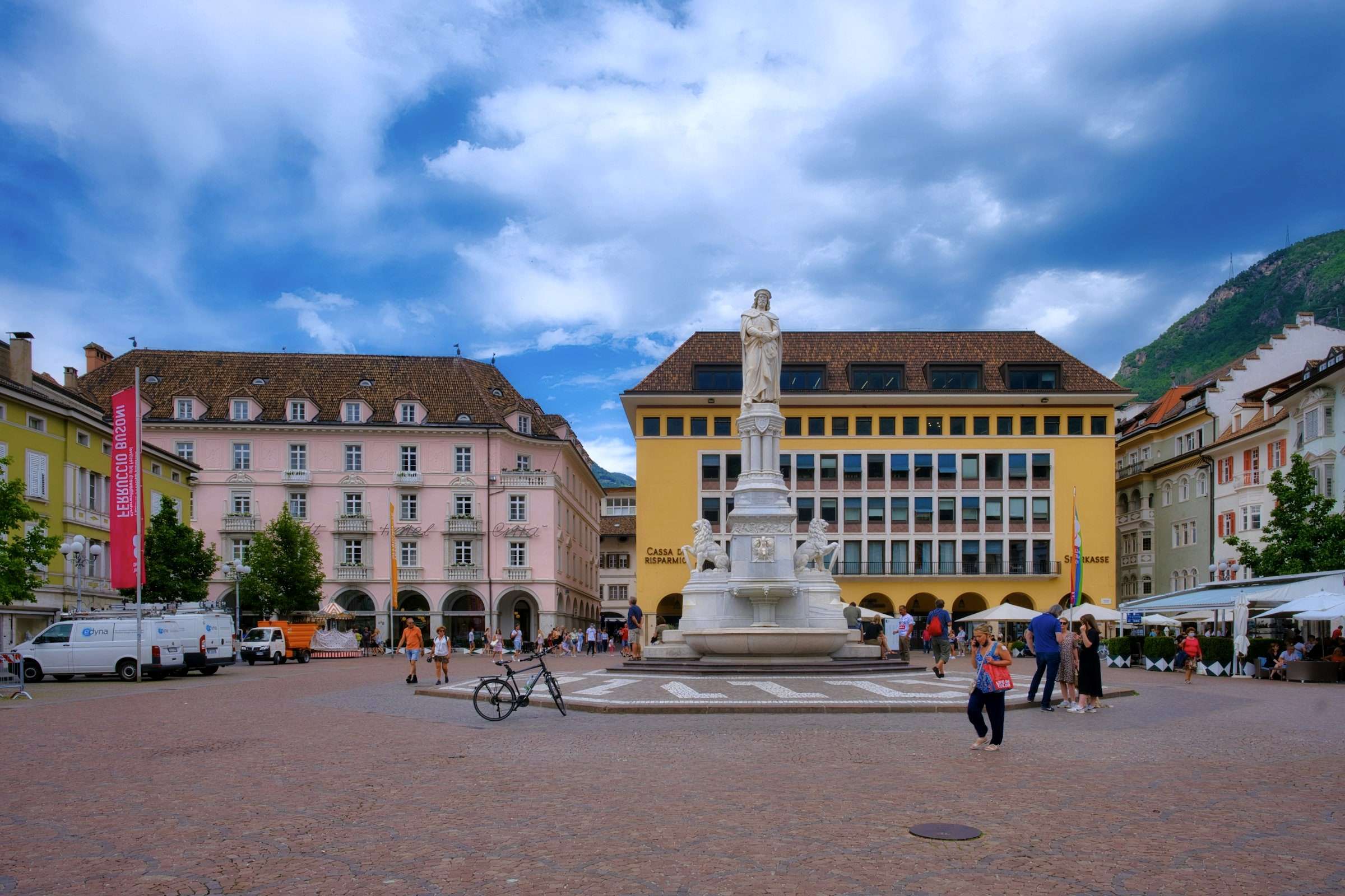 Platz in der Altstadt von Bozen mit Denkmal