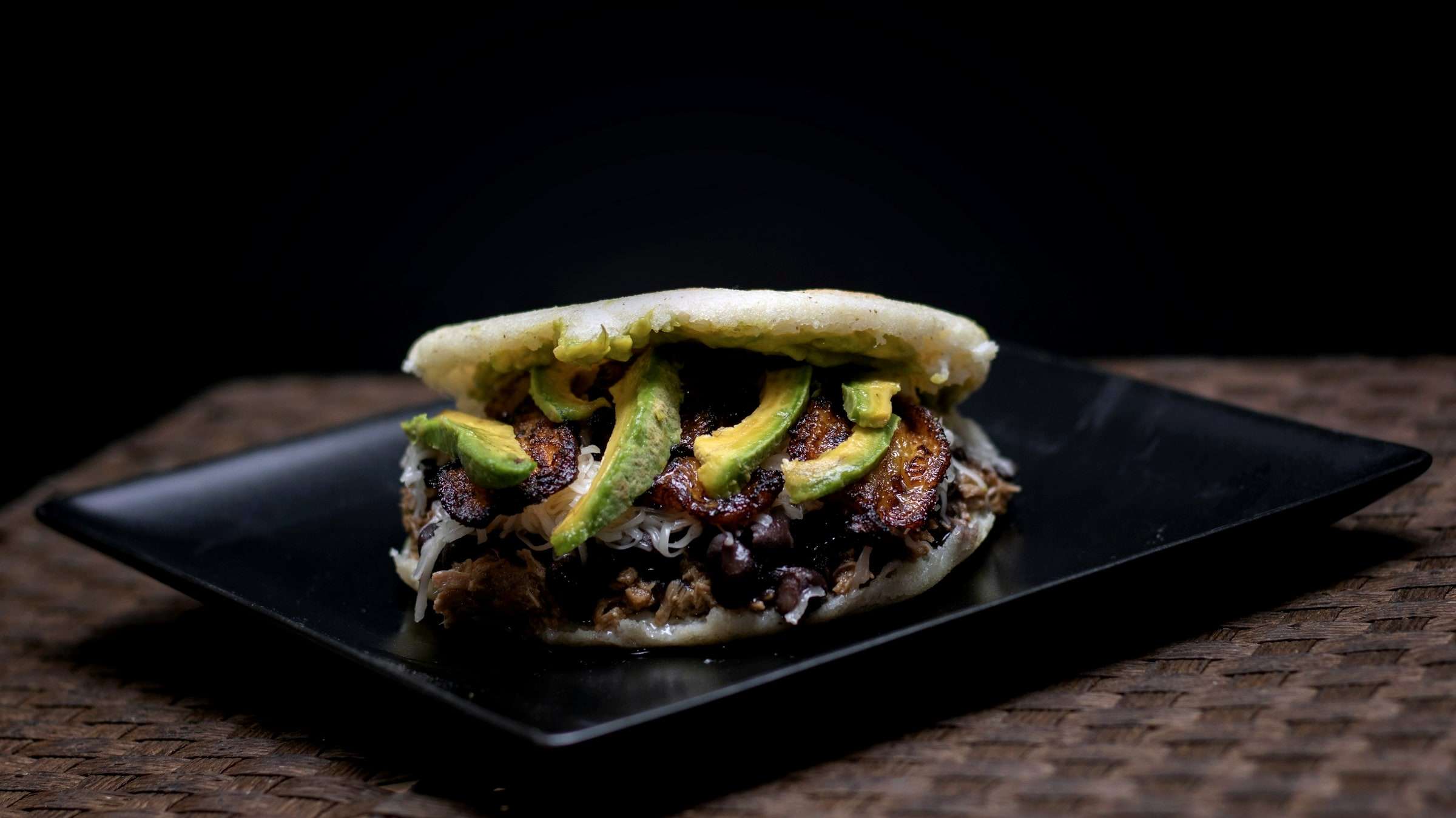 Gefülltes Streetfood auf dunklem Untergrund