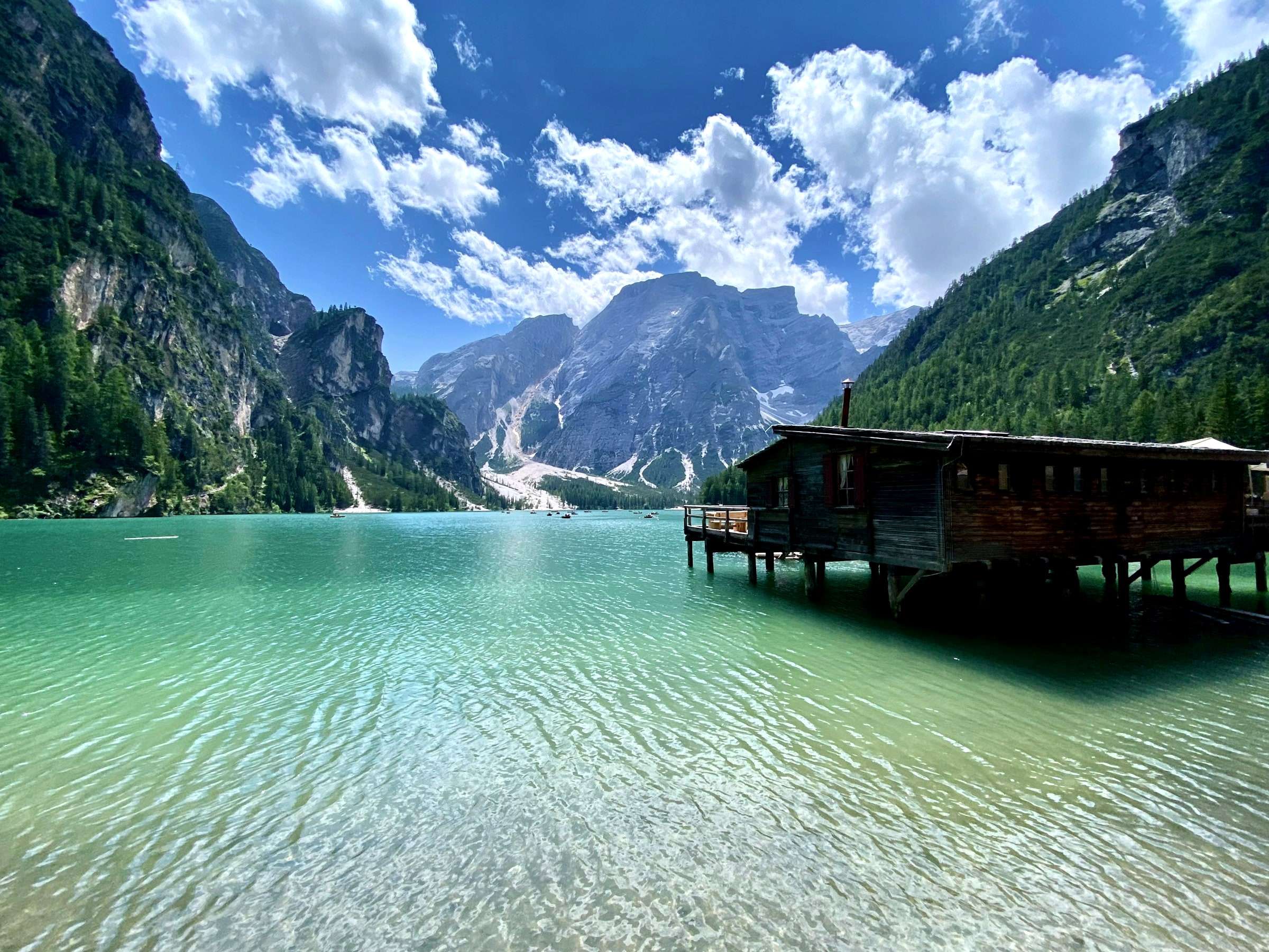 Bootshaus am Bergsee vor Dolomitengipfeln